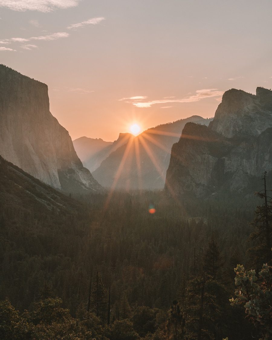 Justo después del amanecer en Tunnel View, una de las mejores cosas que hacer en el Parque Nacional Yosemite