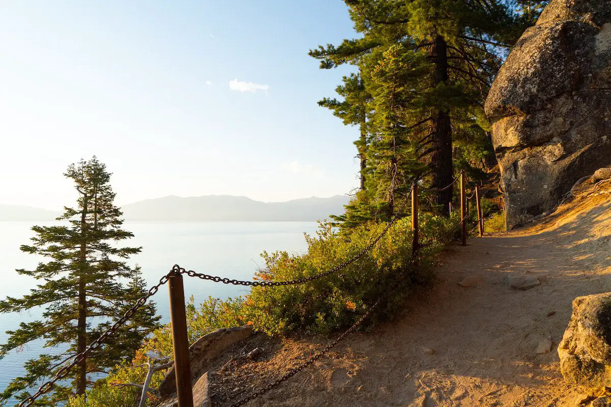 Rubicon Trail con vista al lago en Lake Tahoe