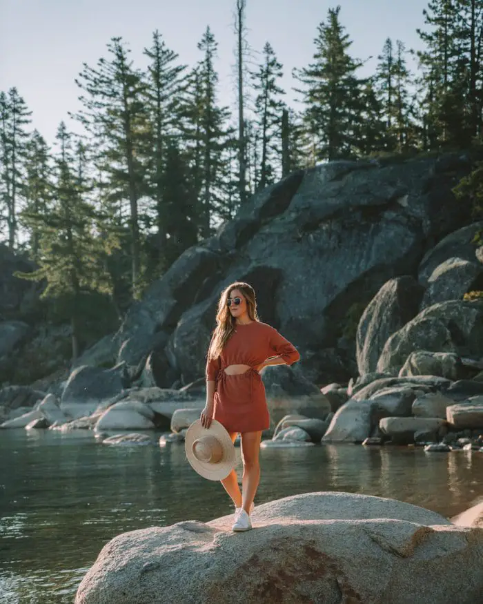 Michelle Halpern de pie sobre una roca en Lester Beach en Lake Tahoe