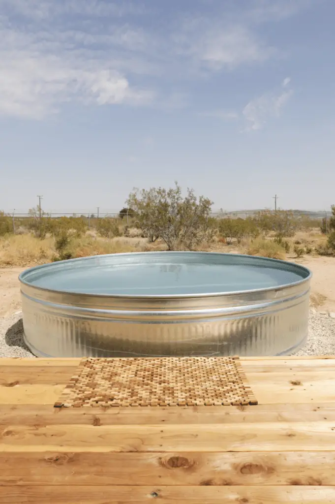Bañera de hidromasaje metálica al aire libre en el desierto 