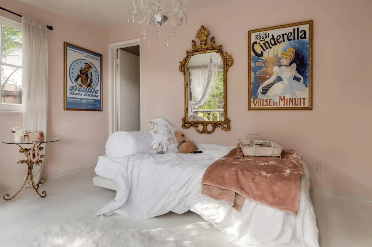 Interior rosa y blanco de la cabaña Princess Charming: lugares únicos para quedarse en California