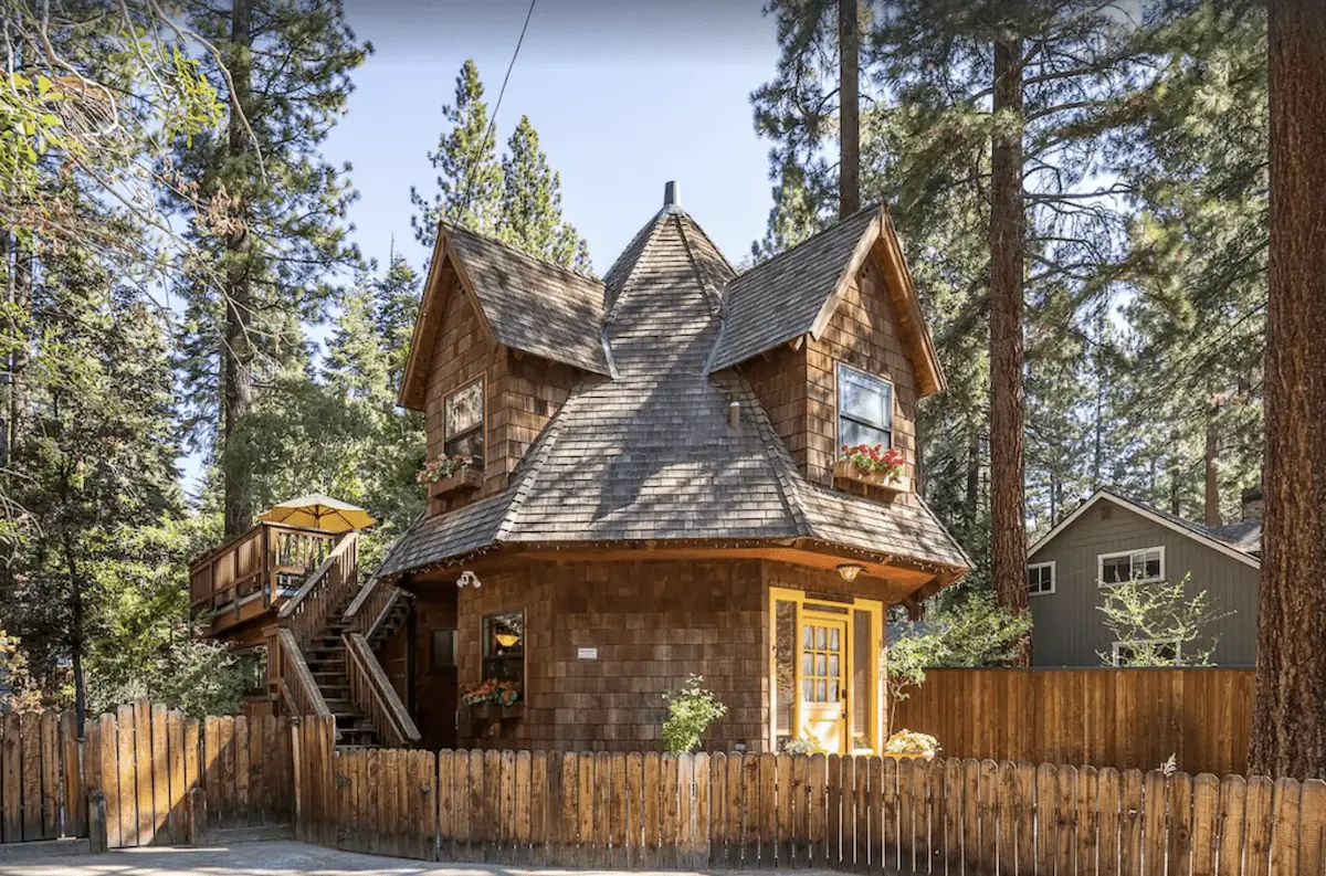 Exterior de Gingerbread Cottage en el lago tahoe - lugares únicos donde alojarse en California