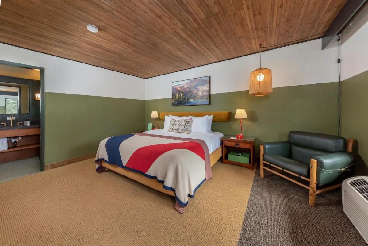 Diseño de la habitación de huéspedes en Station House Inn en Lake Tahoe