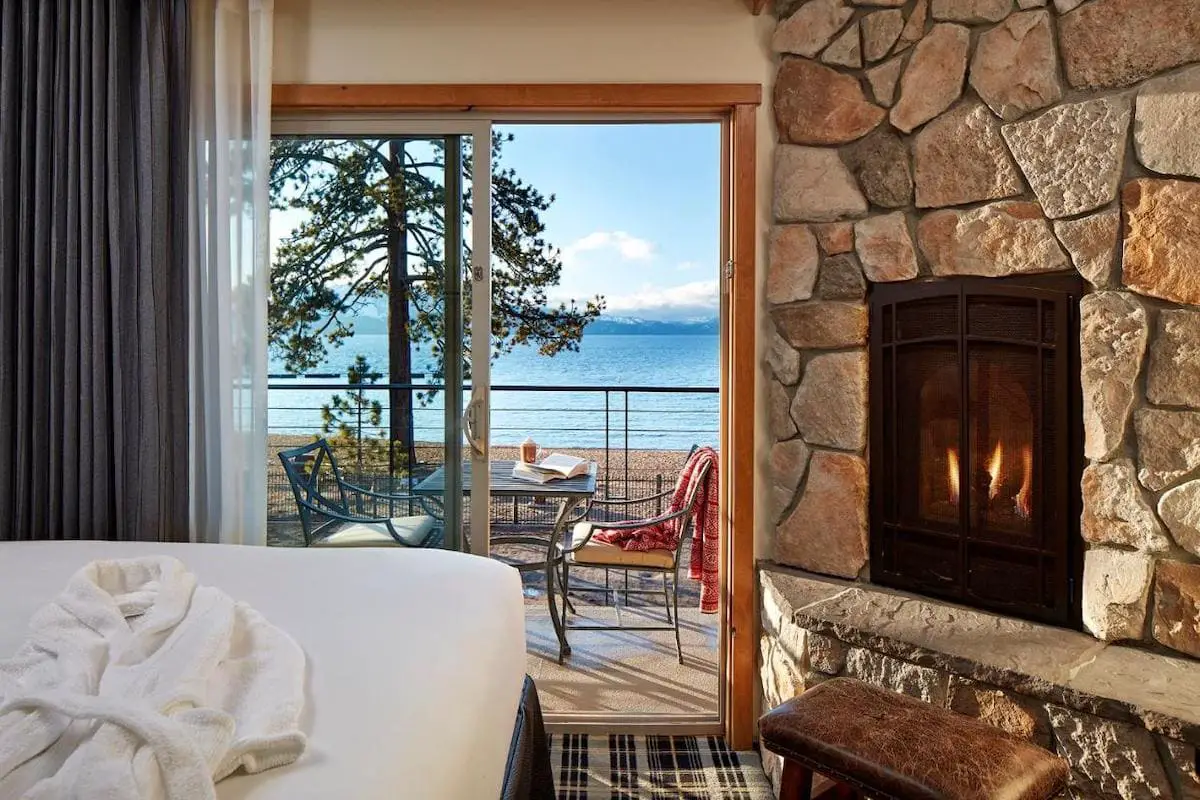 Hermosa vista al lago desde la habitación de huéspedes en Landing Resort and Spa, uno de los mejores hoteles boutique en Lake Tahoe