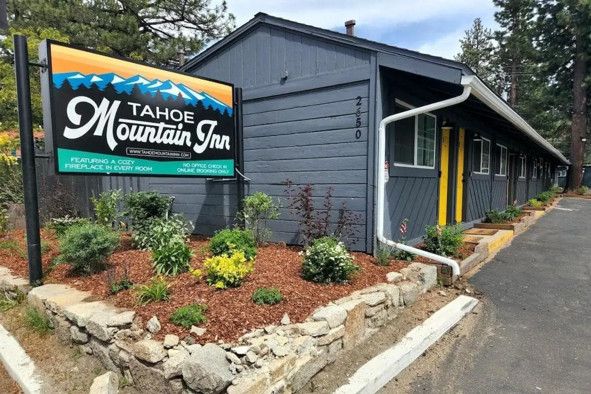 Entrada frontal de Tahoe Mountain Inn