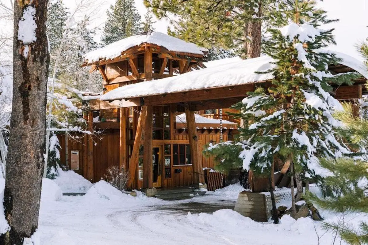 Una entrada cubierta de nieve en el hotel Gravity Haus en Lake Tahoe