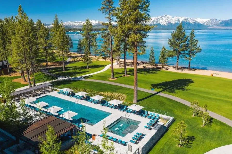 Piscina con vista al lago en Edgewood Tahoe Resort