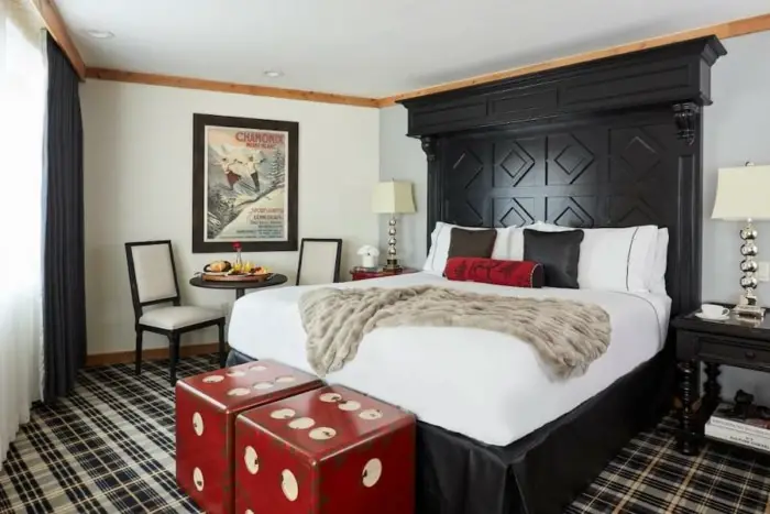 Interior de la habitación roja, blanca y negra en Landing Resort and Spa: los mejores hoteles en Lake Tahoe