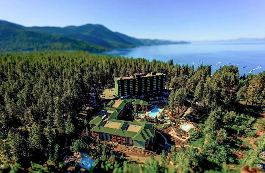 Vista aérea de verano del Hyatt Regency en North Lake Tahoe