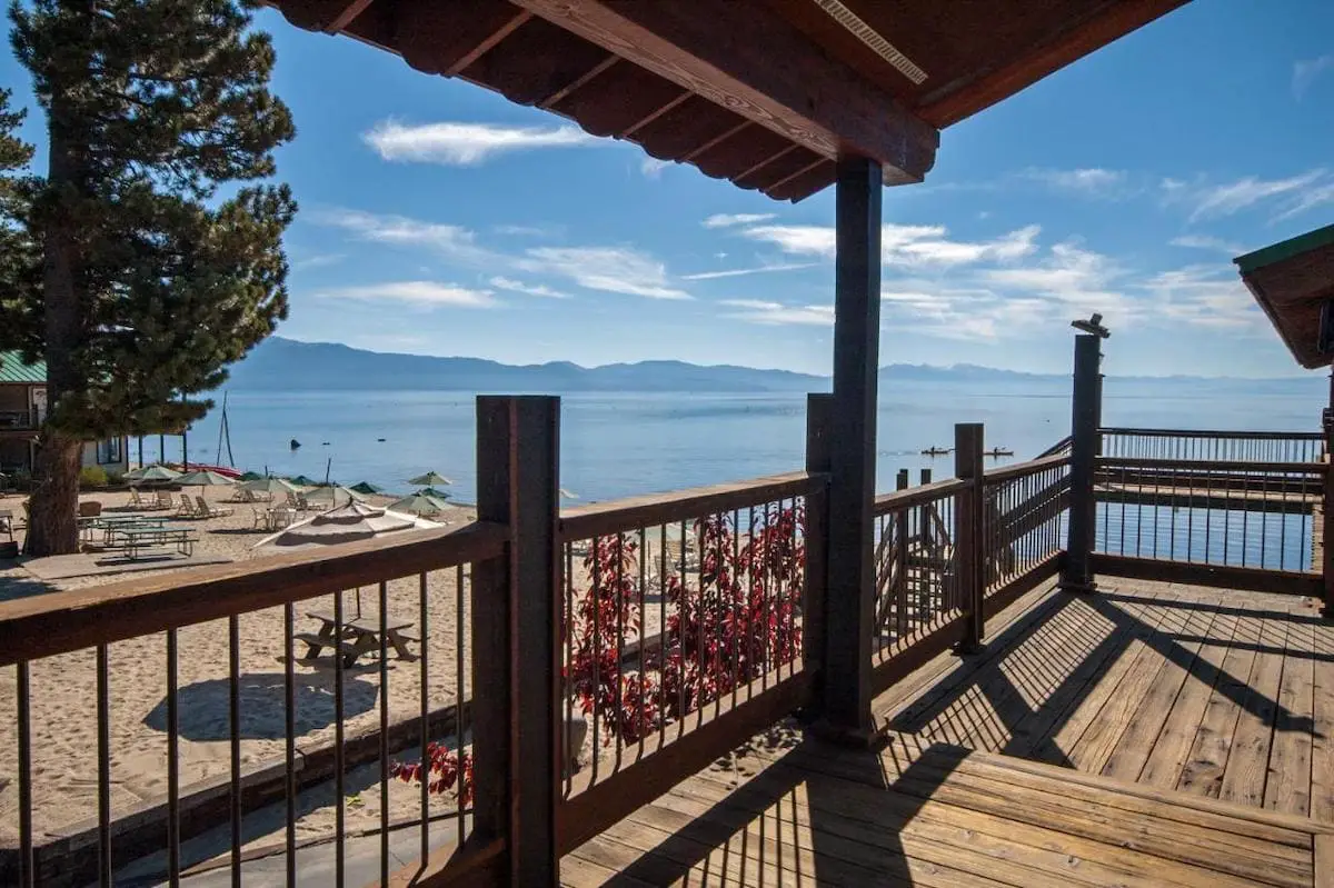 Vista envolvente del porche del lago Tahoe desde Mourelatos Lakeshore Resort