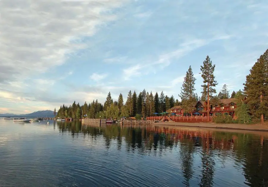 Vista desde el lago de Sunnyside Resort and Lodge