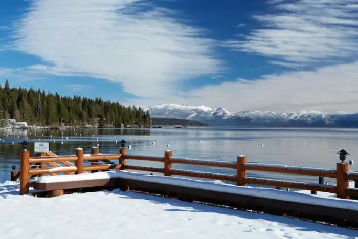 Vista invernal del lago Tahoe desde Sunnyside Resort and Lodge