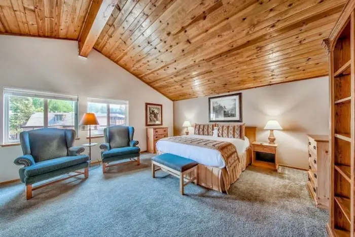 Interior de la habitación de la cabaña de madera en Tahoe Beach & Ski - Lake Tahoe hotels lakefront 