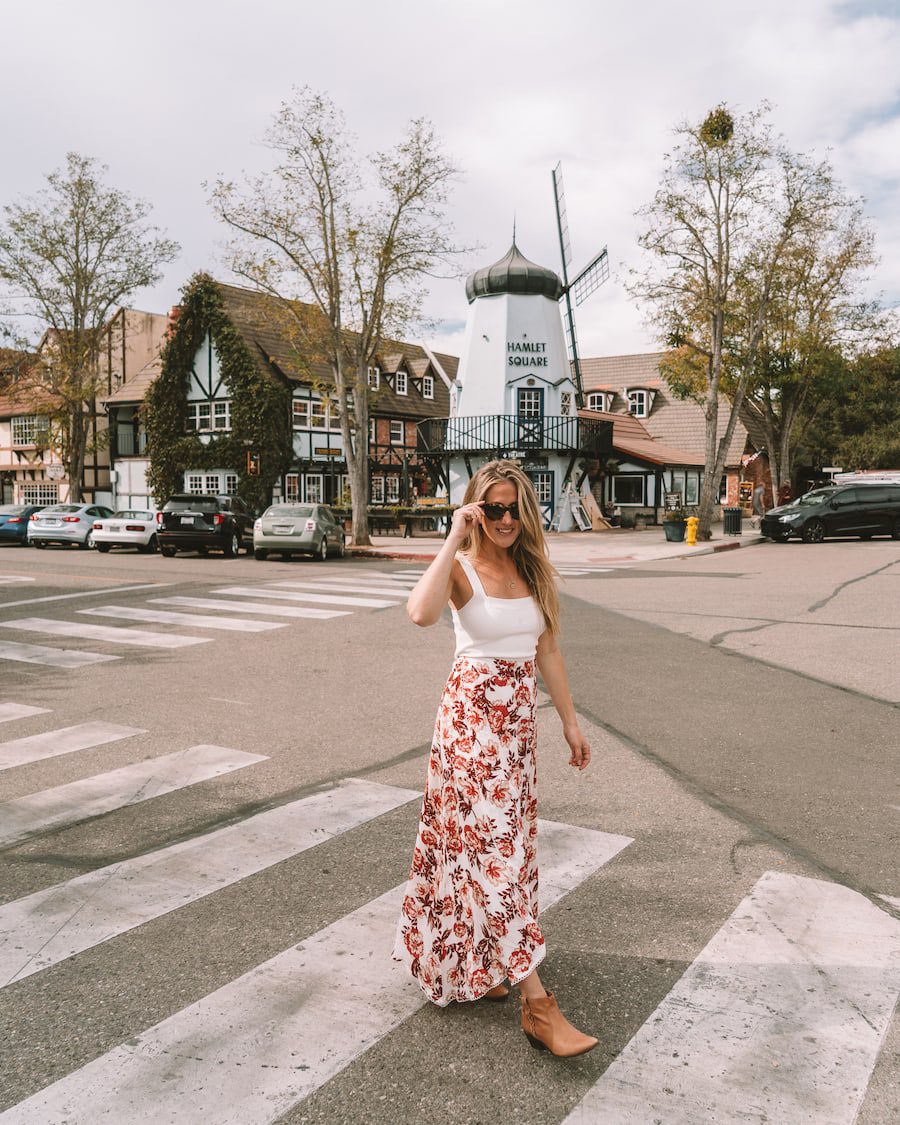 Michelle Halpern caminando en el centro de Solvang, California, entre la arquitectura danesa