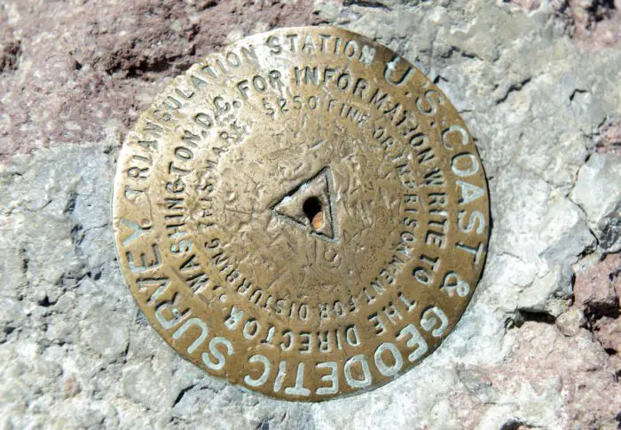 Marcador de cumbre, Parque Nacional Volcánico Lassen, California, EE. UU. a través de Depositphotos