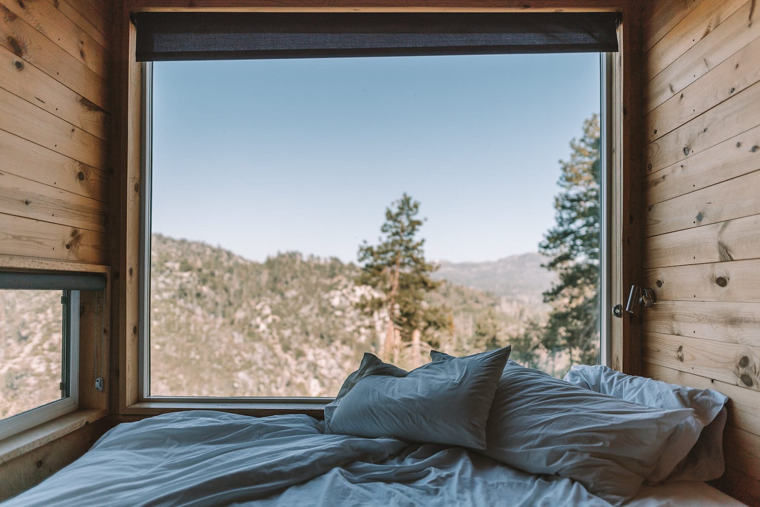 Enorme ventanal en Getaway House en Big Bear: una escapada romántica desde Los Ángeles