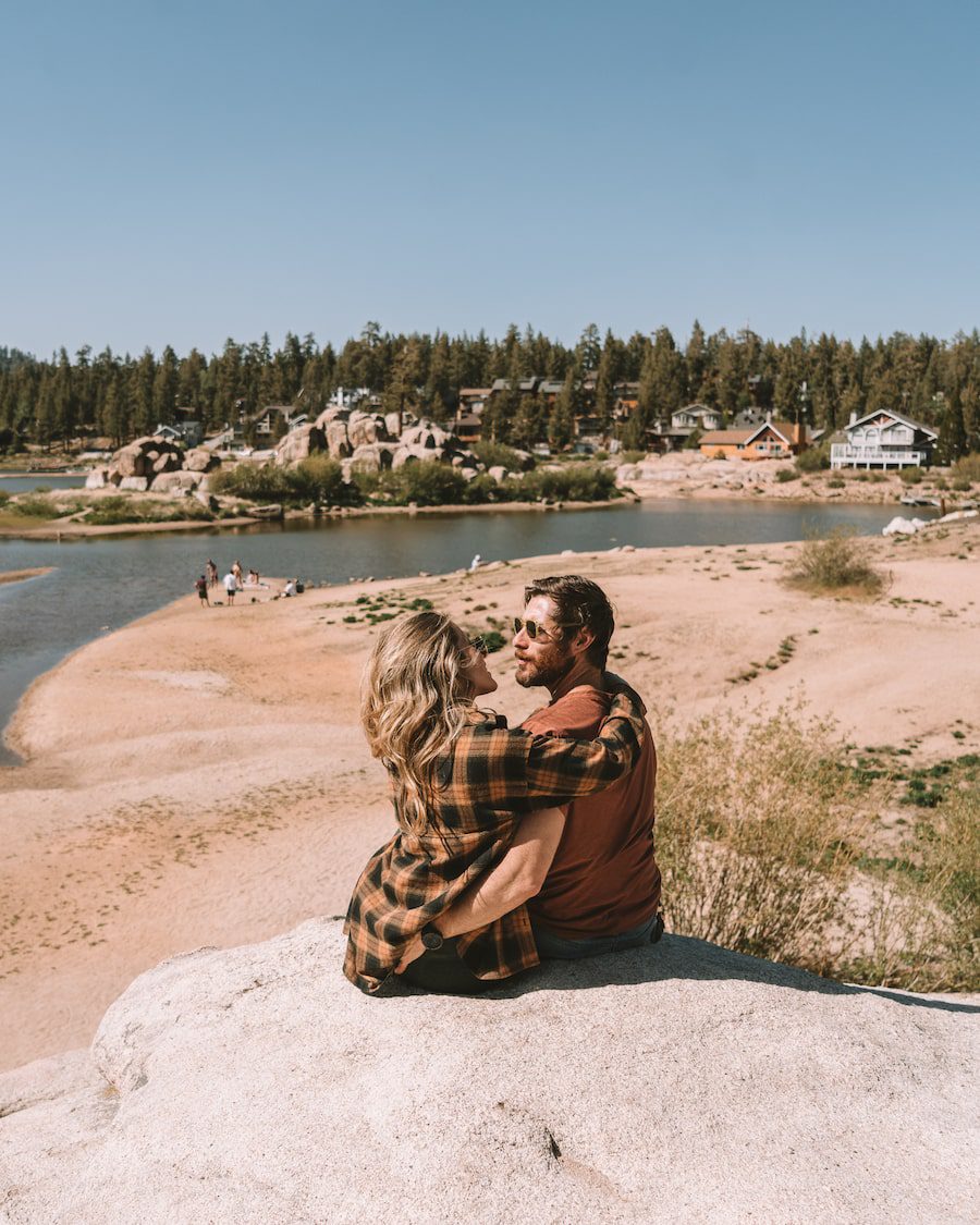 Pareja sentada con vistas al parque Boulder Bay en Big Bear - escapada romántica desde Los Ángeles