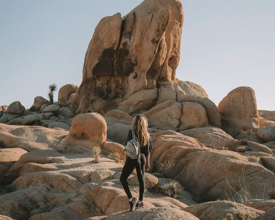 Michelle Halpern posa frente a rocas para hacer cosas en el blog de Joshua Tree