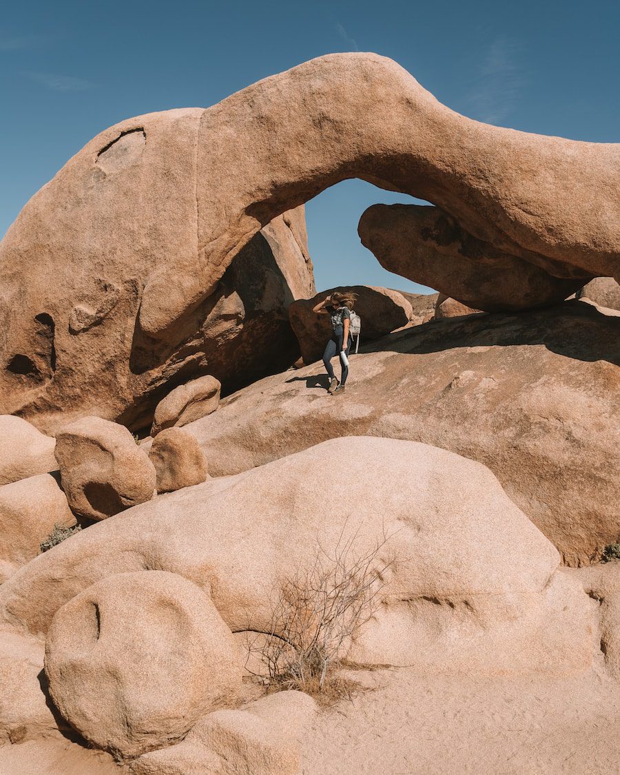 Michelle Halpern posa sobre rocas para hacer cosas en el blog de Joshua Tree