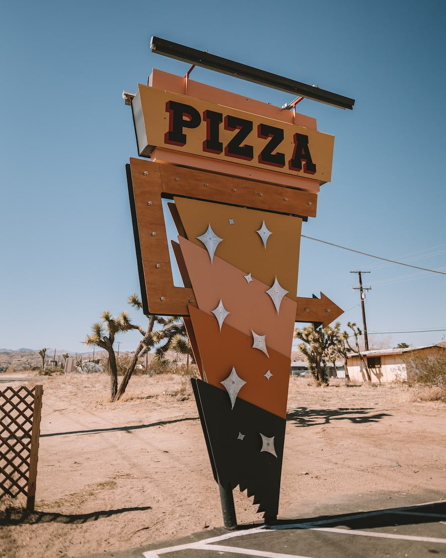 Signo de Pie for the Pizza para cosas que hacer en el blog de Joshua Tree