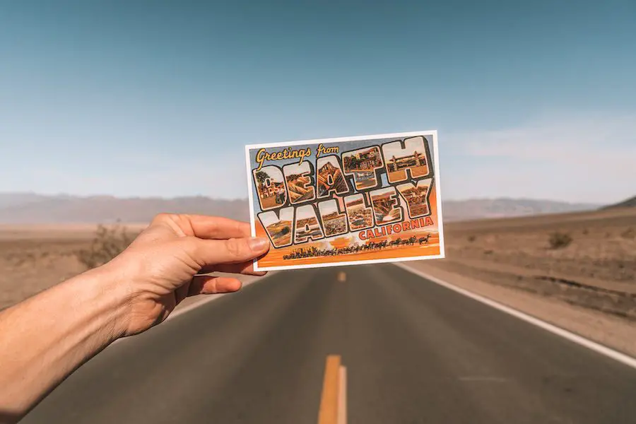 Tarjeta postal sobre carretera en Death Valley