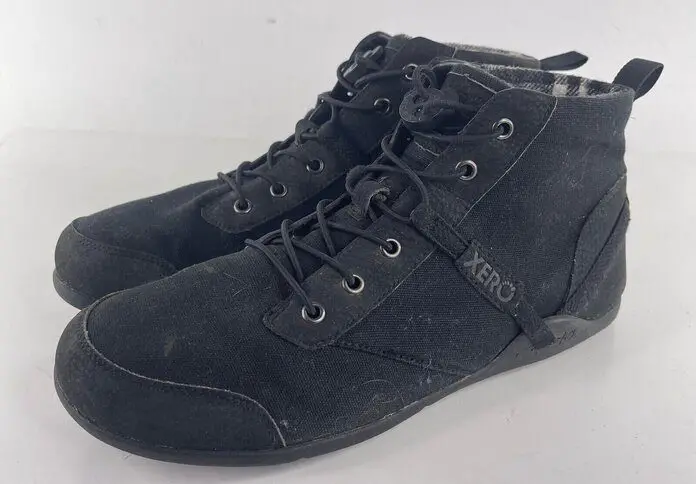 un primer plano de las Xero Denver, unas de las mejores botas de senderismo descalzo del mercado