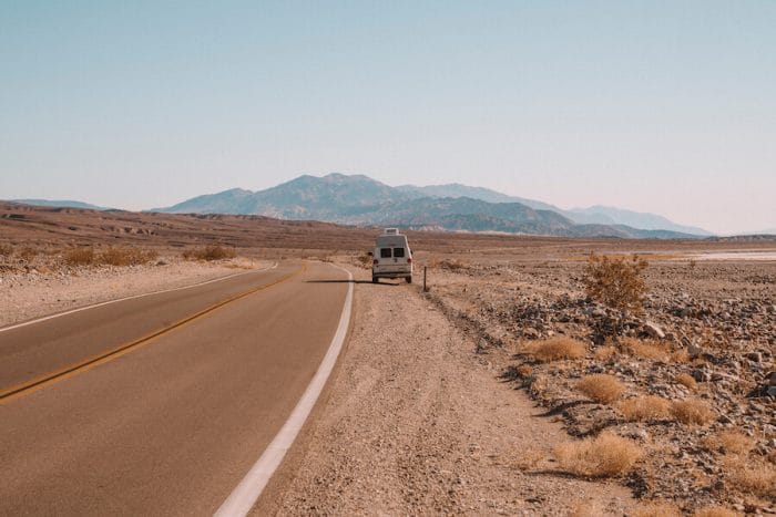 Autocaravana al lado de la carretera en Death Valley