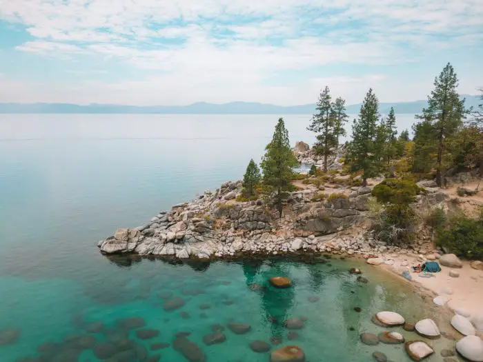 Vista aérea de las aguas turquesas del lago Tahoe