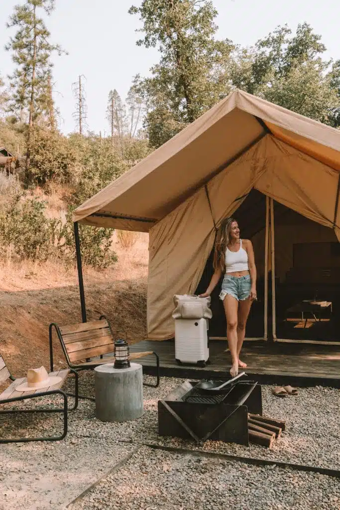 Michelle Halpern fuera de la carpa glamping de lona en AutoCamp Yosemite