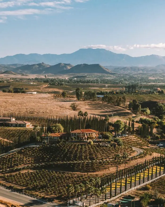 El paisaje del valle de Temecula se disparó desde arriba en un globo aerostático. Temecula es una de las mejores regiones vinícolas de California