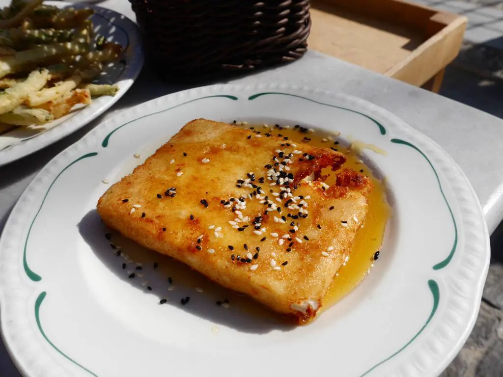 frito-feta-con-miel-comida-griega