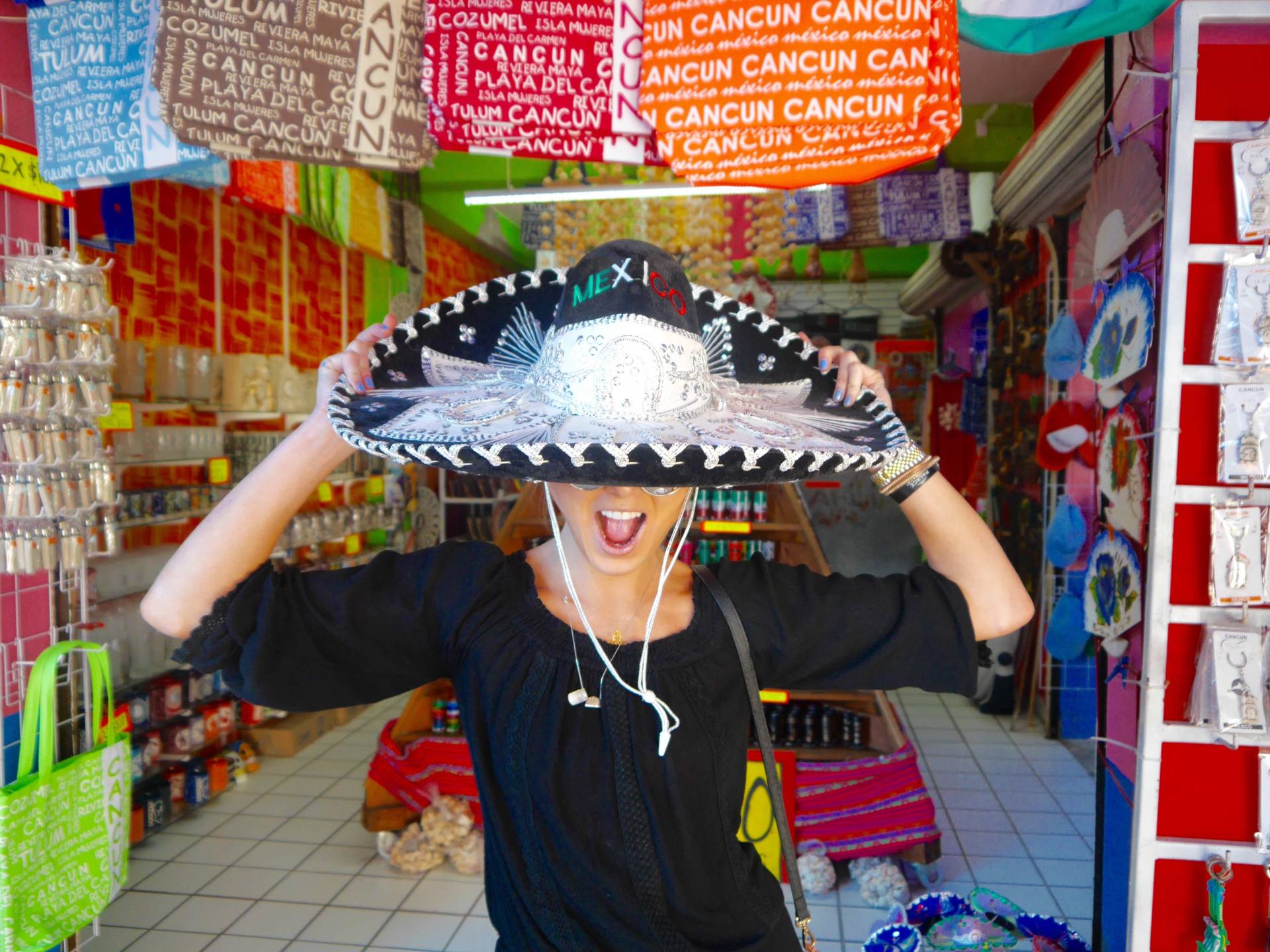 el-travelista-cancun-mercado-28-sombrero-bajo