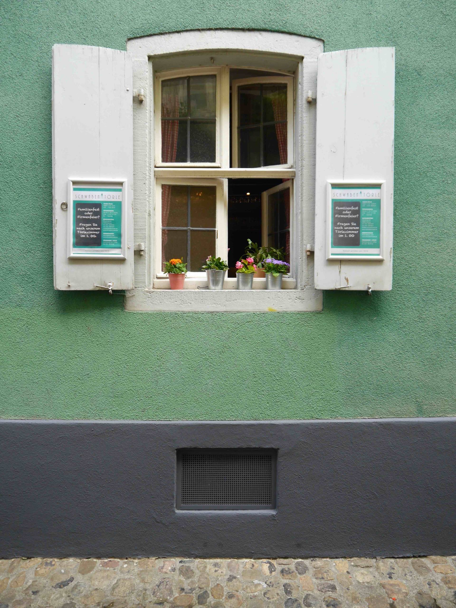 Muro verde con persianas blancas | Los lugares más instagrameables de Friburgo