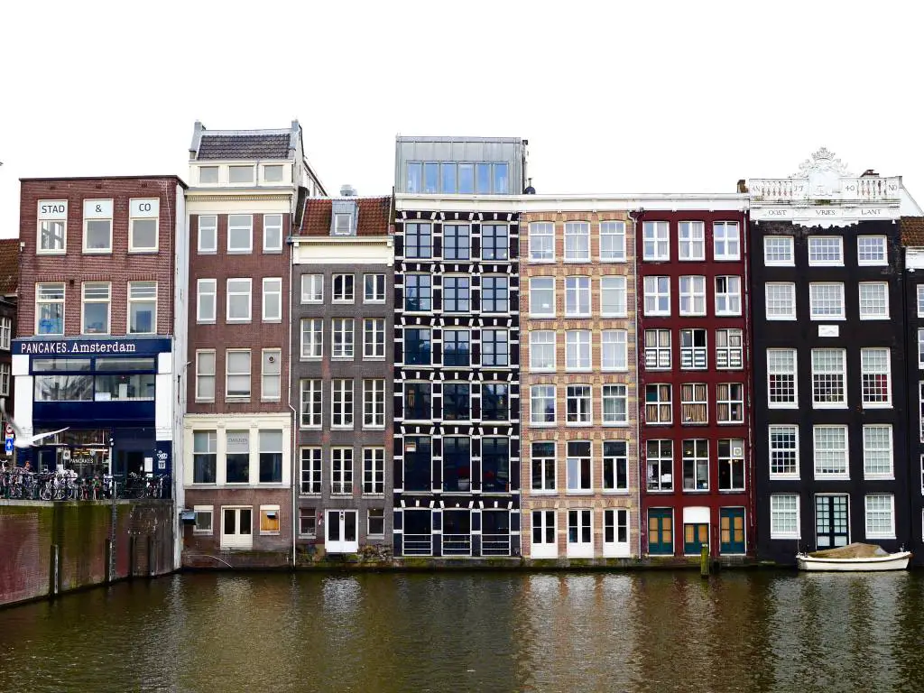Damrak - Los lugares más instagrameables de Ámsterdam