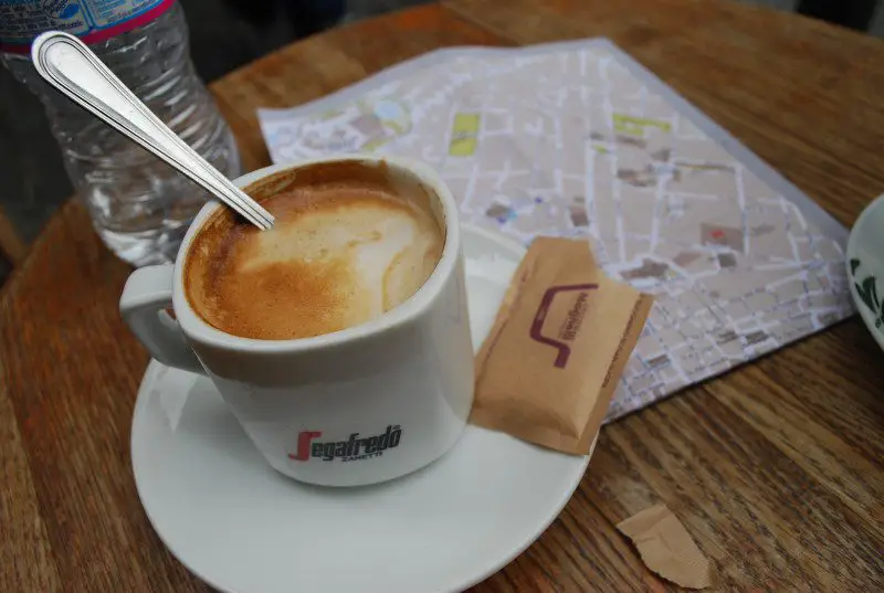 Café italiano en Florencia con mapa