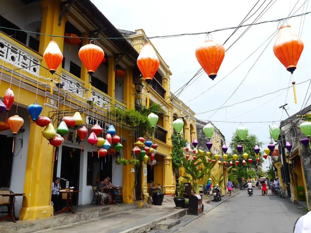 hoi-an-vietnam-town-farolillos