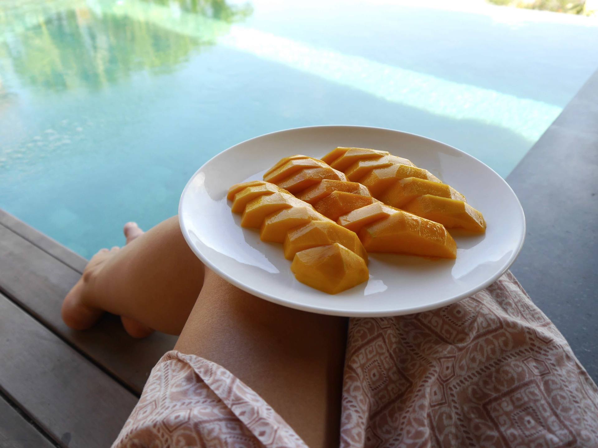 Mango junto a la piscina en Bali. Duerme mejor mientras viajas al extranjero.