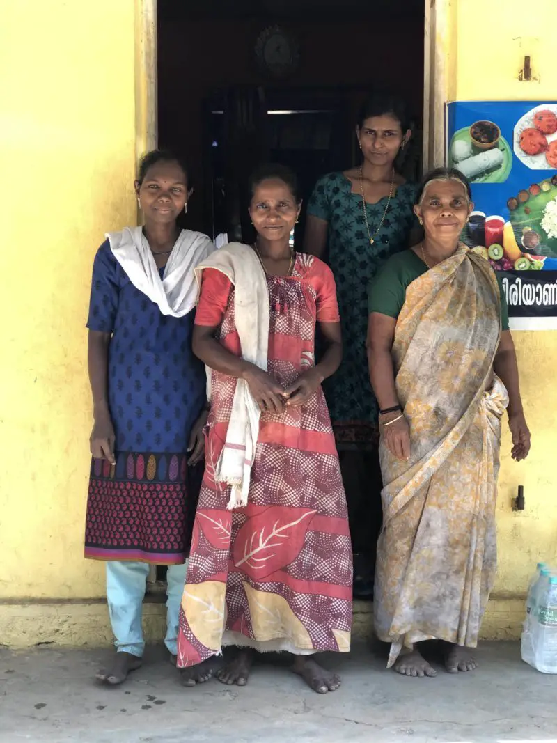 Mujeres indias en saris en Kerala Homestay