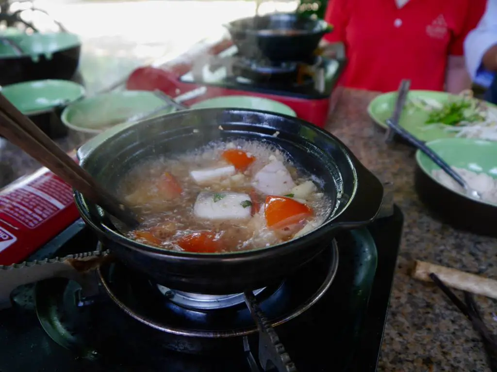 Sopa-de-pescado-agria-caliente-curso-de-cocina-vietnamita