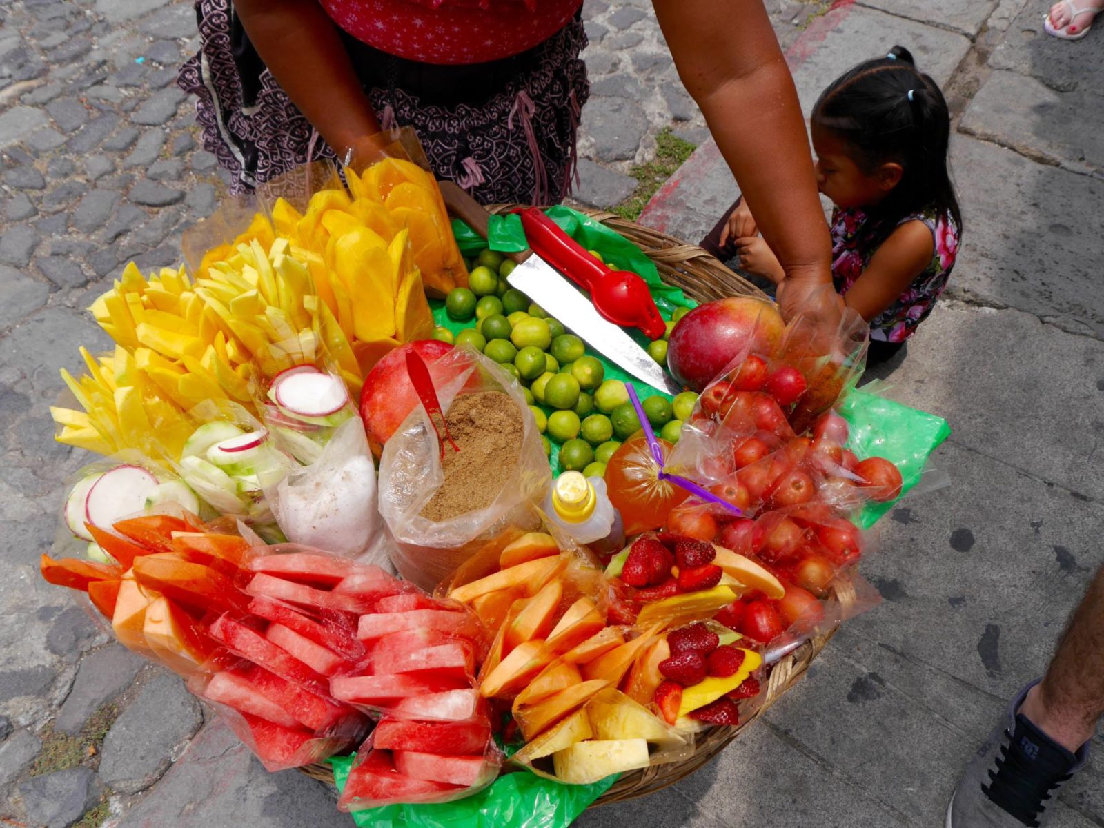 antigua-guatemala-fruta-comida-callejera