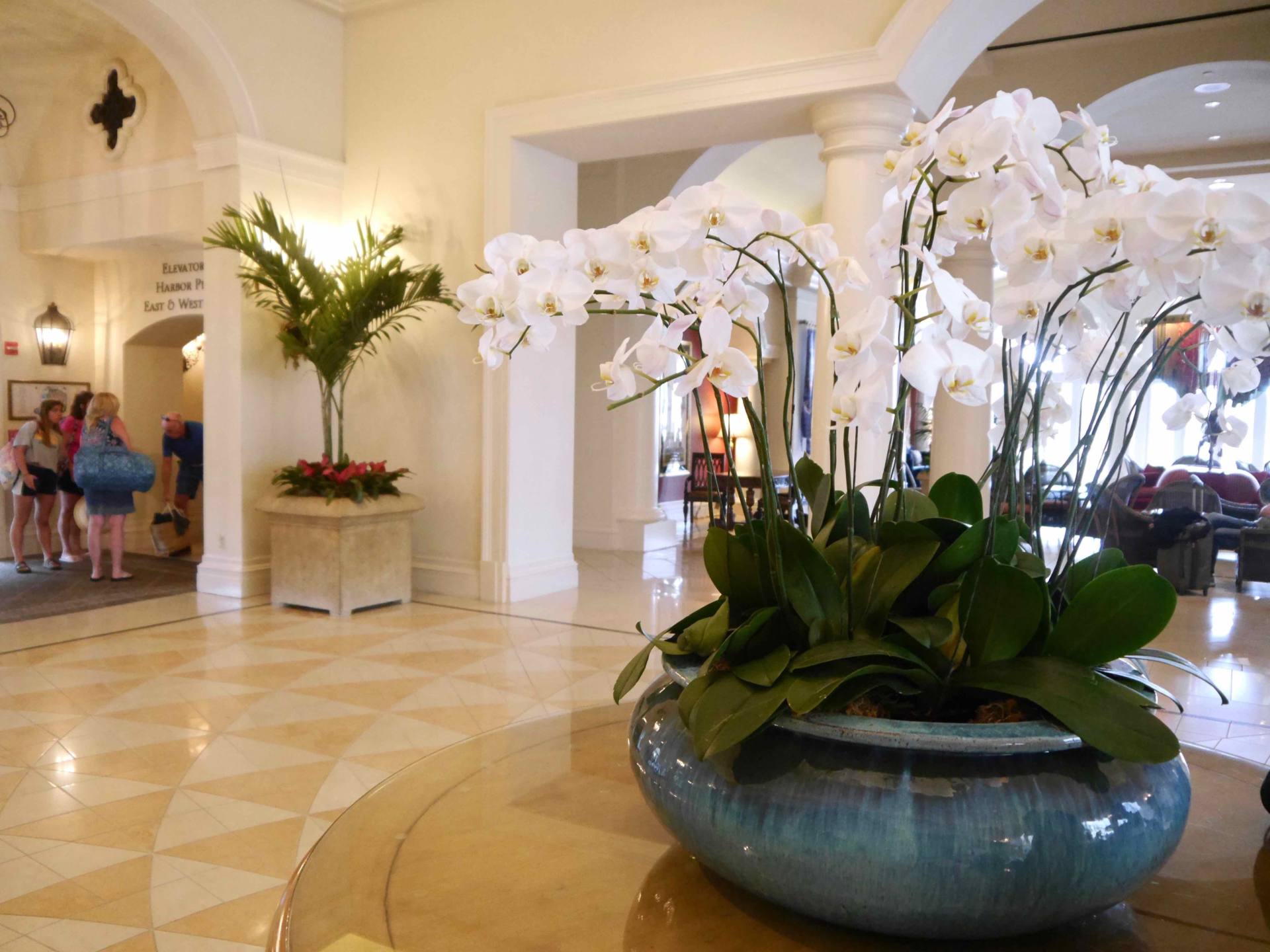 Hotel Loews Portofino Bay | Hoteles de Universal Orlando Resort | flores en el pasillo