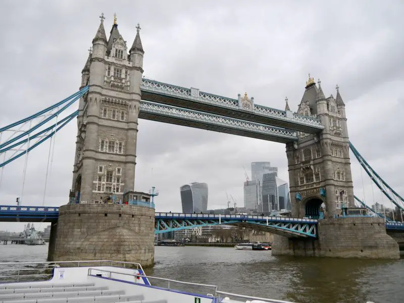 El Tower Bridge de Londres desde un crucero por el río London Afternoon Tea