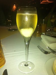 Mi champán con infusión de lichi en el restaurante La Plage, justo en la playa.