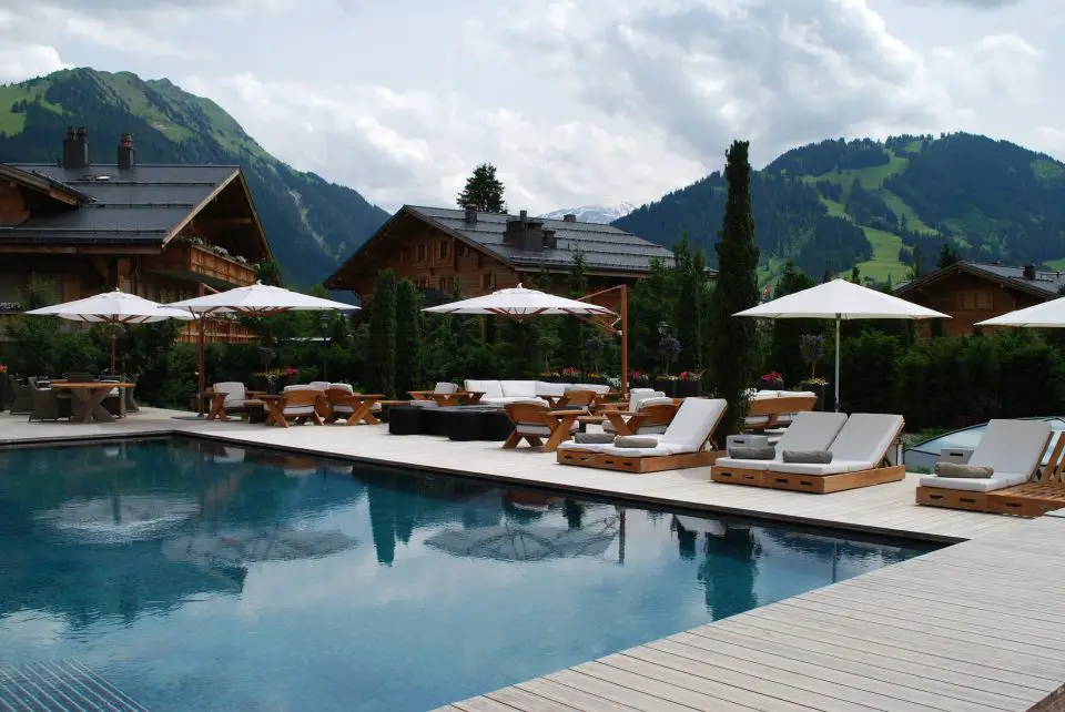 A la piscina exterior climatizada se accedía a través del spa. El lugar perfecto para relajarse después de su masaje.