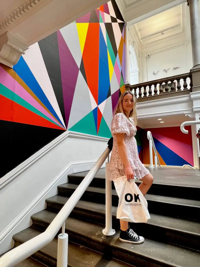 Escalera de la Galería de Arte de Leeds The Travelista blogger