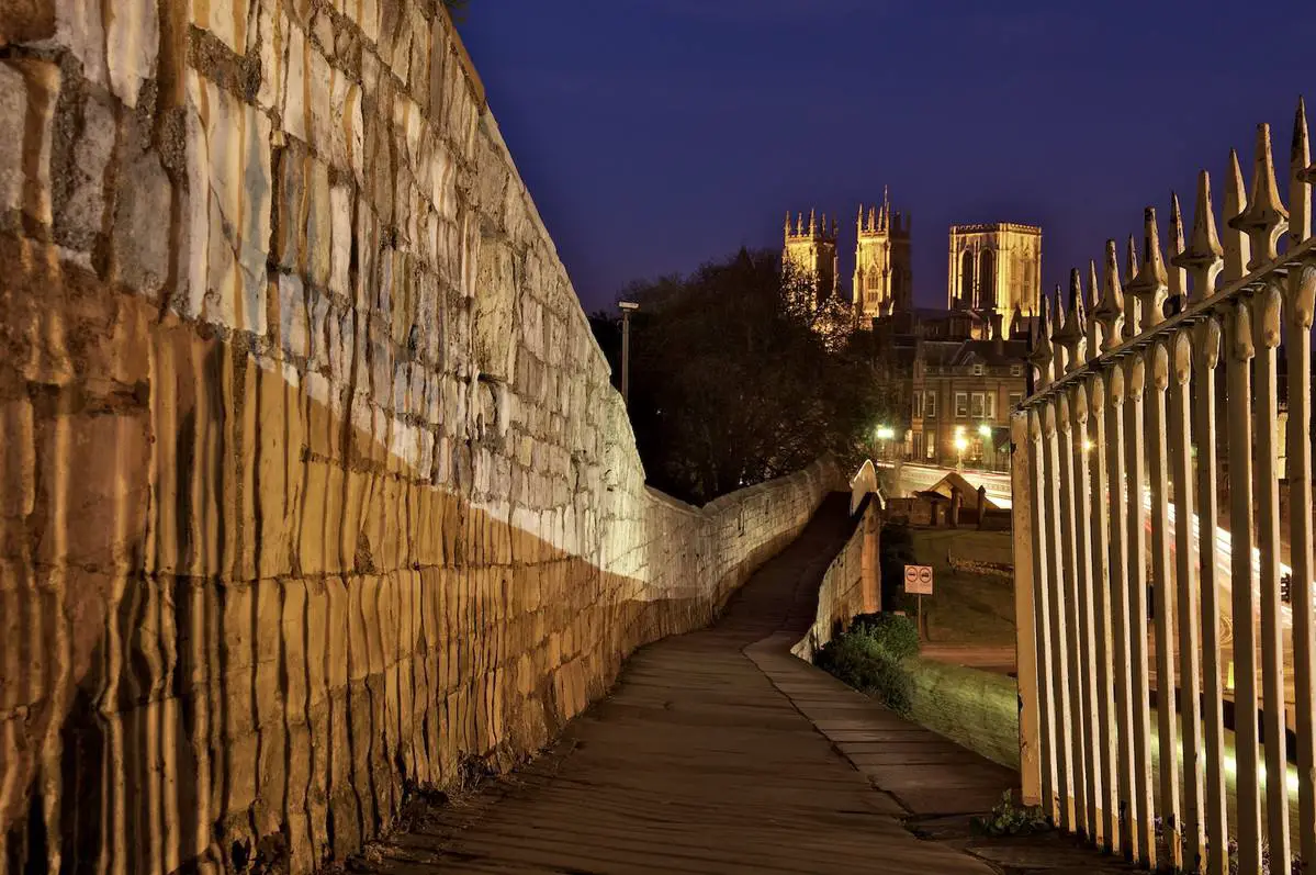 York, Inglaterra, es considerada la ciudad más embrujada del mundo. , York es famosa por sus murallas, las más largas y completas de Inglaterra, construidas primero por los romanos y luego ampliadas por los normandos. Finalmente preservados de la destrucción durante la época victoriana, hoy en día son una importante atracción turística.