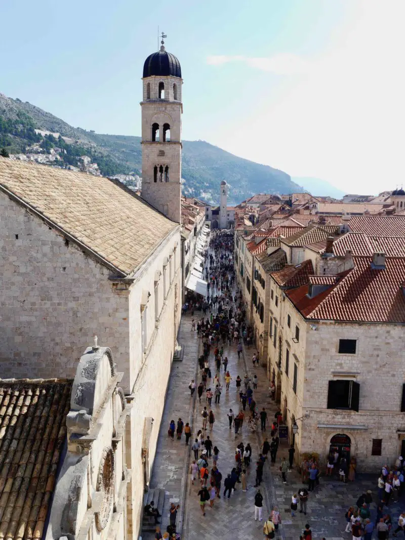 Calle principal en el casco antiguo de Dubrovnik