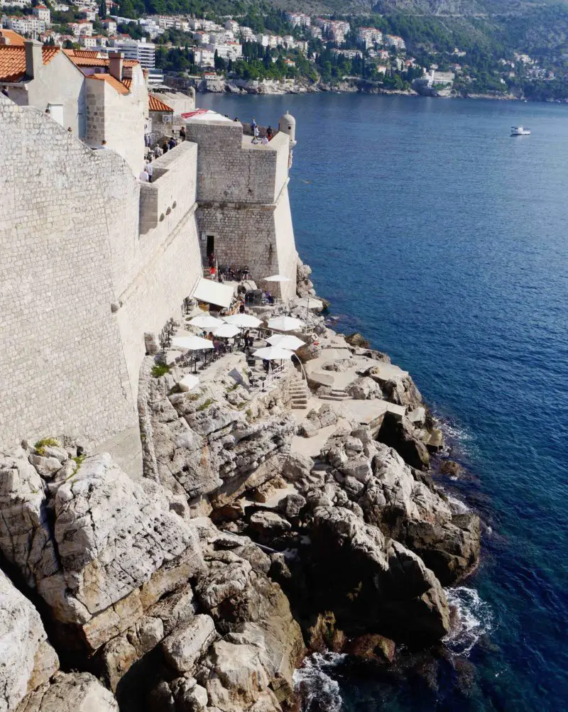 Bar junto al acantilado del casco antiguo de Dubrovnik