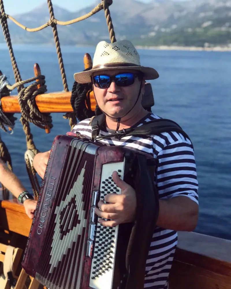 Crucero de día completo de Karaka a las islas Elaphiti por un músico de Dubrovnik