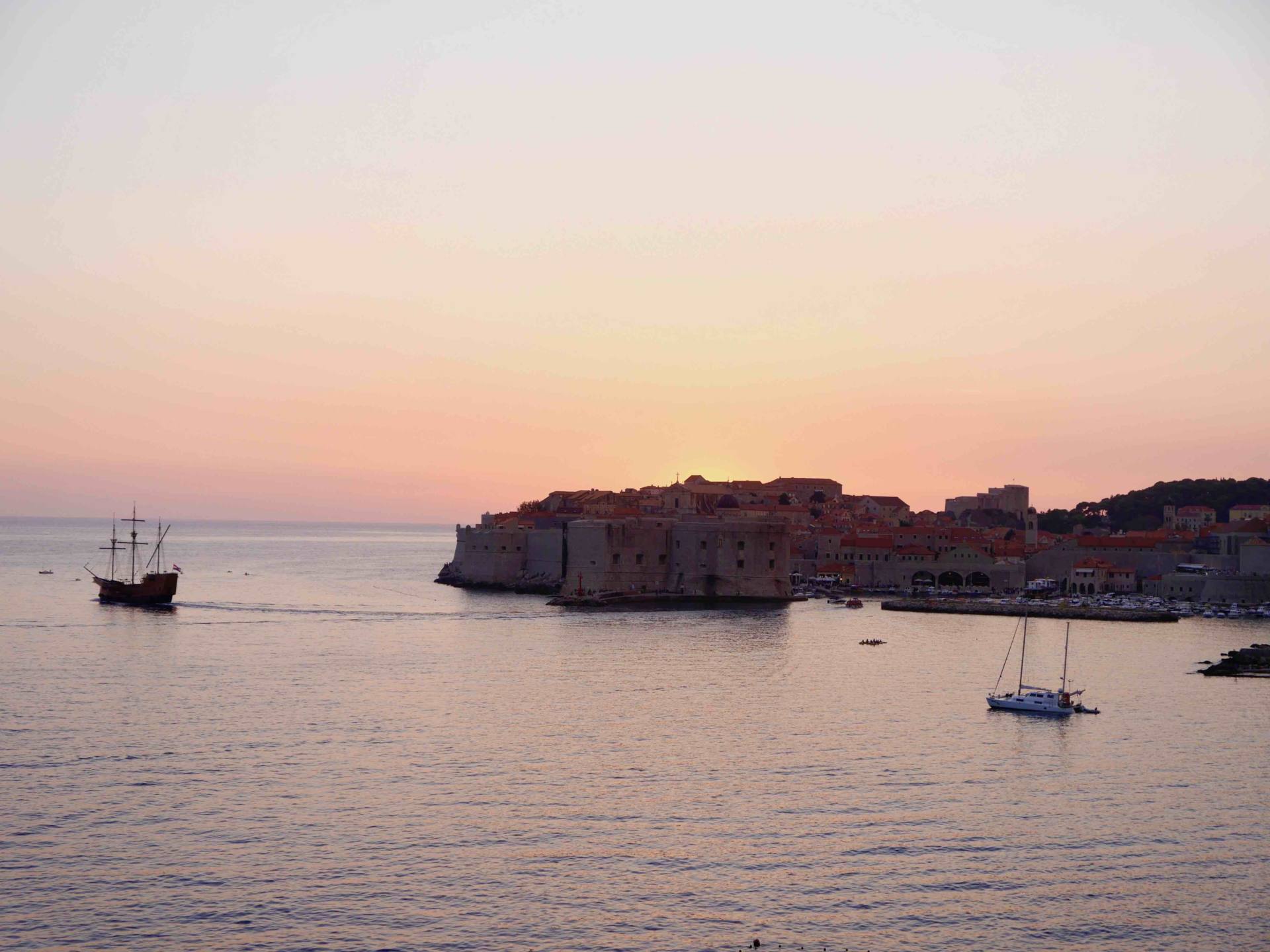 Puesta de sol sobre el centro histórico | Luna de nacimiento en Dubrovnik